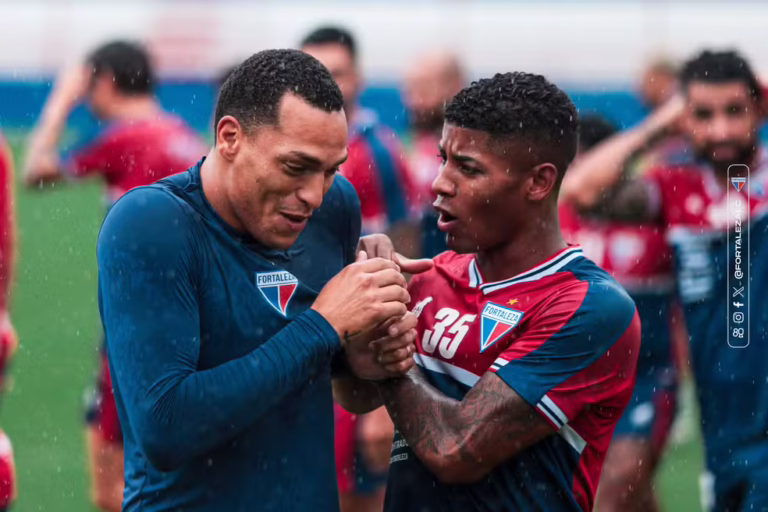 É assim que o volante Hércules é reconhecido no Ceará. Natural de Jaicós, no Piauí, o jovem tornou-se a maior venda da história do futebol nordestino ao ser anunciado como reforço do Fluminense na última sexta-feira. Especulado em clubes como Palmeiras e Flamengo nos últimos anos, o Flu adquiriu 70% dos seus direitos econômicos por R$ 29 milhões. Hércules, que brilhou no Fortaleza em 2024 com sete gols e três assistências, teve sua trajetória detalhada por pessoas próximas ao seu dia a dia no Leão do Pici. O jogador chegou ao Fortaleza em 2021, emprestado pelo Atlético Cearense para atuar no time de aspirantes. Rapidamente, destacou-se e foi adquirido em definitivo por R$ 250 mil, assumindo um lugar no time principal. Desde então, mostrou ser um jovem humilde, profissional e dedicado. Em 2022, no seu primeiro ano como profissional, marcou sete gols e deu uma assistência. Entre eles, gols decisivos nas campanhas dos títulos do Campeonato Cearense e da Copa do Nordeste. Seu desempenho chamou atenção e abriu portas para novas oportunidades. A boa fase continuou em 2023, mas foi interrompida por uma lesão grave. Em 9 de julho de 2023, Hércules rompeu o ligamento cruzado anterior do joelho esquerdo, durante uma partida contra o Athletico-PR. A recuperação exigiu nove meses longe dos gramados. O retorno aconteceu em 27 de março de 2024, contra o Maranhão, pela Copa do Nordeste. Apesar da preocupação com sua performance após a lesão, Hércules rapidamente recuperou a titularidade e foi peça-chave em um ano memorável para o Fortaleza. Ele contribuiu para o título da Copa do Nordeste e para a conquista do quarto lugar no Brasileirão, garantindo a vaga na Libertadores de 2025. A simpatia e o bom humor de Hércules fizeram dele uma figura querida por torcedores e colegas de equipe, ganhando o apelido de “Menino Hércules”. Sua performance em 2024 valorizou-o no mercado, com especulações em diversos clubes brasileiros. A transferência para o Fluminense foi conduzida com sigilo pelos presidentes Mário Bittencourt, do Flu, e Marcelo Paz, do Fortaleza. Embora o atleta tenha recebido outras propostas, ele escolheu o Tricolor, destacando a boa relação entre os dirigentes como fator decisivo.